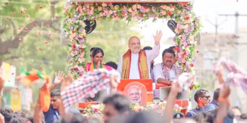 തമിഴ്‌നാട് മൊടകുറിച്ചി നിയമസഭാ മണ്ഡലത്തില്‍ ബിജെപി നടത്തിയ റോഡ് ഷോയില്‍ പങ്കെടുക്കാനെത്തിയ കേന്ദ്ര ആഭ്യന്തരമന്ത്രി അമിത് ഷാ ജനങ്ങളെ അഭിവാദ്യം ചെയ്യുന്നു