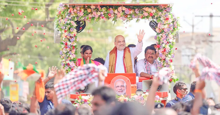 തമിഴ്‌നാട് മൊടകുറിച്ചി നിയമസഭാ മണ്ഡലത്തില്‍ ബിജെപി നടത്തിയ റോഡ് ഷോയില്‍ പങ്കെടുക്കാനെത്തിയ കേന്ദ്ര ആഭ്യന്തരമന്ത്രി അമിത് ഷാ ജനങ്ങളെ അഭിവാദ്യം ചെയ്യുന്നു