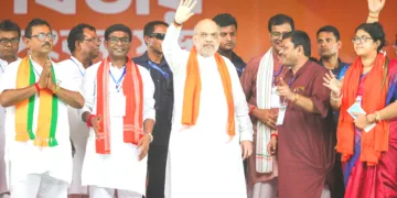 ബംഗാളിലെ നാദിയയില്‍ നടന്ന തെരഞ്ഞെടുപ്പ് പ്രചരണറാലിയില്‍ കേന്ദ്ര ആഭ്യന്തര മന്ത്രി അമിത് ഷാ ജനങ്ങളെ അഭിവാദ്യം ചെയ്യുന്നു