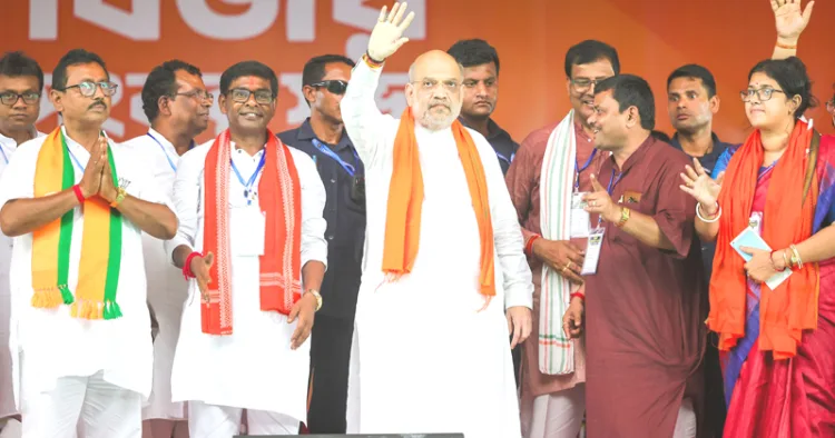 ബംഗാളിലെ നാദിയയില്‍ നടന്ന തെരഞ്ഞെടുപ്പ് പ്രചരണറാലിയില്‍ കേന്ദ്ര ആഭ്യന്തര മന്ത്രി അമിത് ഷാ ജനങ്ങളെ അഭിവാദ്യം ചെയ്യുന്നു