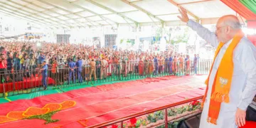 നോര്‍ത്ത് 24 പര്‍ഗാനാസ് ജില്ലയിലെ ഡം ഡമില്‍ തെരഞ്ഞെടുപ്പ് പ്രചരണ റാലിയില്‍ പങ്കെടുക്കാനെത്തിയ കേന്ദ്ര ആഭ്യന്തരമന്ത്രി അമിത് ഷാ പ്രവര്‍ത്തകരെ അഭിവാദ്യം ചെയ്യുന്നു