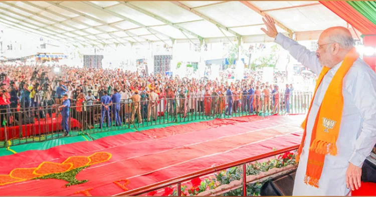 നോര്‍ത്ത് 24 പര്‍ഗാനാസ് ജില്ലയിലെ ഡം ഡമില്‍ തെരഞ്ഞെടുപ്പ് പ്രചരണ റാലിയില്‍ പങ്കെടുക്കാനെത്തിയ കേന്ദ്ര ആഭ്യന്തരമന്ത്രി അമിത് ഷാ പ്രവര്‍ത്തകരെ അഭിവാദ്യം ചെയ്യുന്നു