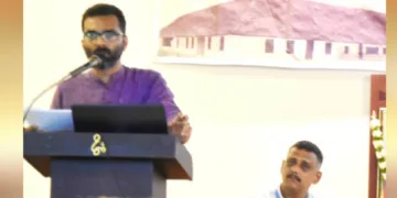 ഏകദിന സെമിനാറില്‍ 'ലോകക്രമം- സംഘര്‍ഷം-അദ്വൈത വ്യാഖ്യാനം' എന്ന വിഷയത്തില്‍ പന്തളം എന്‍എസ്എസ് കോളജ് അസി. പ്രൊഫ. ഡോ. ജി. ആനന്ദരാജ് സംസാരിക്കുന്നു. എന്‍.കെ. പ്രവീണ്‍ സമീപം