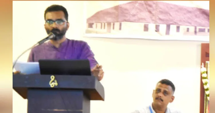 ഏകദിന സെമിനാറില്‍ 'ലോകക്രമം- സംഘര്‍ഷം-അദ്വൈത വ്യാഖ്യാനം' എന്ന വിഷയത്തില്‍ പന്തളം എന്‍എസ്എസ് കോളജ് അസി. പ്രൊഫ. ഡോ. ജി. ആനന്ദരാജ് സംസാരിക്കുന്നു. എന്‍.കെ. പ്രവീണ്‍ സമീപം