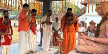 മൂഞ്ചിറമഠം ശ്രീകൃഷ്ണ കീഴ്തൃക്കോവില്‍ ക്ഷേത്രത്തില്‍ എത്തിയ സ്വാമി ആനന്ദവനം ഭാരതി ശങ്കര പ്രതിമയില്‍ മാലചാര്‍ത്തുന്നു