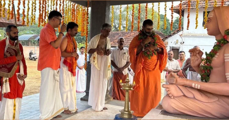 മൂഞ്ചിറമഠം ശ്രീകൃഷ്ണ കീഴ്തൃക്കോവില്‍ ക്ഷേത്രത്തില്‍ എത്തിയ സ്വാമി ആനന്ദവനം ഭാരതി ശങ്കര പ്രതിമയില്‍ മാലചാര്‍ത്തുന്നു