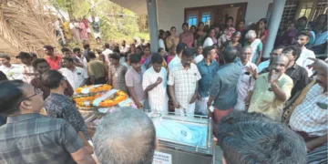 പൊതുദര്‍ശനത്തിന് ശേഷം ആശ ടീച്ചറുടെ മൃതദേഹം കൊളത്തൂരിലെ വീട്ടില്‍ എത്തിച്ചപ്പോള്‍