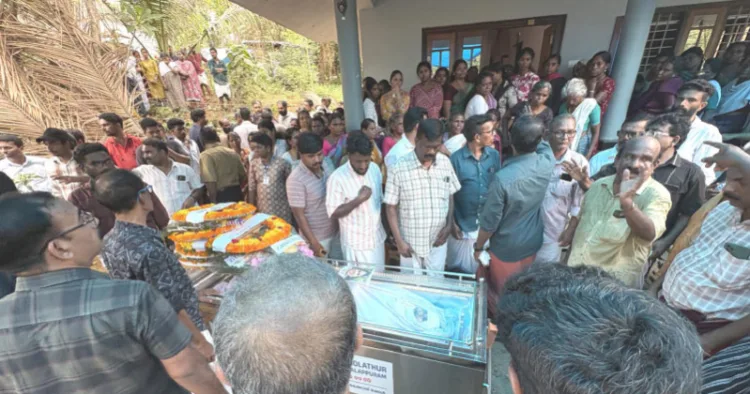 പൊതുദര്‍ശനത്തിന് ശേഷം ആശ ടീച്ചറുടെ മൃതദേഹം കൊളത്തൂരിലെ വീട്ടില്‍ എത്തിച്ചപ്പോള്‍