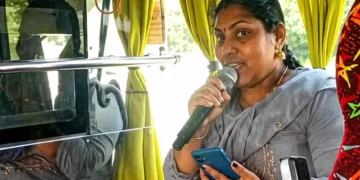 മരിച്ച അധ്യാപിക ആശ യാത്രക്കിടിയില്‍ പാടുന്ന സാമൂഹ്യമാധ്യമങ്ങളില്‍ പ്രചരിച്ച ദൃശ്യം