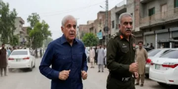 ഇസ്രയേല് ലെബനോനില് 254 പേരെ വധിച്ച വ്യോമാക്രമണം നടത്തിയതോടെ പശ്ചിമേഷ്യന് സമാധാനക്കരാര് പൊളിഞ്ഞതോടെ ജീവനും കൊണ്ടോടുന്ന പാക് പ്രധാനമന്ത്രി ഷെഹ്ബാസ് ഷെരീഫും പാകിസ്ഥാന് ഫീല്ഡ് മാര്ഷല് അസിം മുനീറും. ഇതുപോലെ പരിഹസിച്ചുള്ള നിരവധി ചിത്രങ്ങും വീഡിയോകളും സമൂഹമാധ്യമങ്ങളില് വൈറലായി പ്രചരിക്കുന്നു.