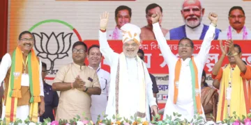 ആസാമിലെ ഹൈലകണ്ടിയില്‍ ബിജെപിയുടെ തെരഞ്ഞെടുപ്പ് റാലി ഉദ്ഘാടനം ചെയ്യനെത്തിയ കേന്ദ്ര ആഭ്യന്തര മന്ത്രി അമിത് ഷാ പ്രവര്‍ത്തകരെ അഭിവാദ്യം ചെയ്യുന്നു