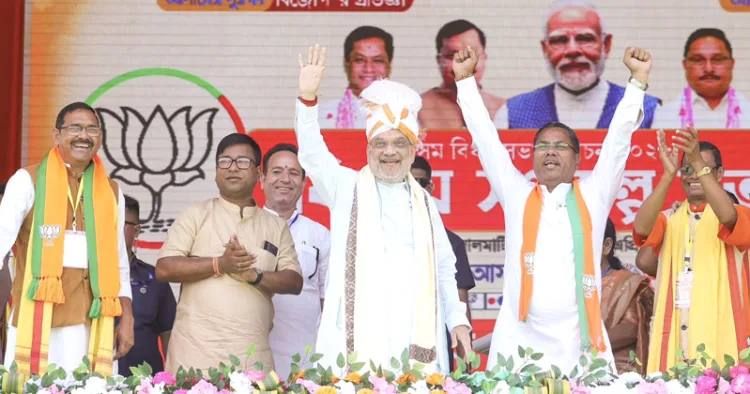 ആസാമിലെ ഹൈലകണ്ടിയില്‍ ബിജെപിയുടെ തെരഞ്ഞെടുപ്പ് റാലി ഉദ്ഘാടനം ചെയ്യനെത്തിയ കേന്ദ്ര ആഭ്യന്തര മന്ത്രി അമിത് ഷാ പ്രവര്‍ത്തകരെ അഭിവാദ്യം ചെയ്യുന്നു