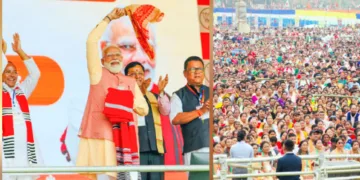 ആസാമിലെ ഗോഗാമുഖില്‍ തെരഞ്ഞെടുപ്പ് പൊതുയോഗത്തില്‍ പങ്കെടുക്കാനെത്തിയ പ്രധാനമന്ത്രി നരേന്ദ്ര മോദി ജനങ്ങളെ അഭിവാദ്യം ചെയ്യുന്നു