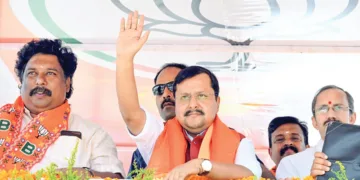 ആറ്റിങ്ങലില് എന്ഡിഎ സംഘടിപ്പിച്ച റോഡ് ഷോയില് ബിജെപി ദേശീയ അധ്യക്ഷന് നിതിന് നബീന് സ്ഥാനാര്ത്ഥി പി. സുധീറിനൊപ്പം ജനങ്ങളെ അഭിവാദ്യം ചെയ്യുന്നു