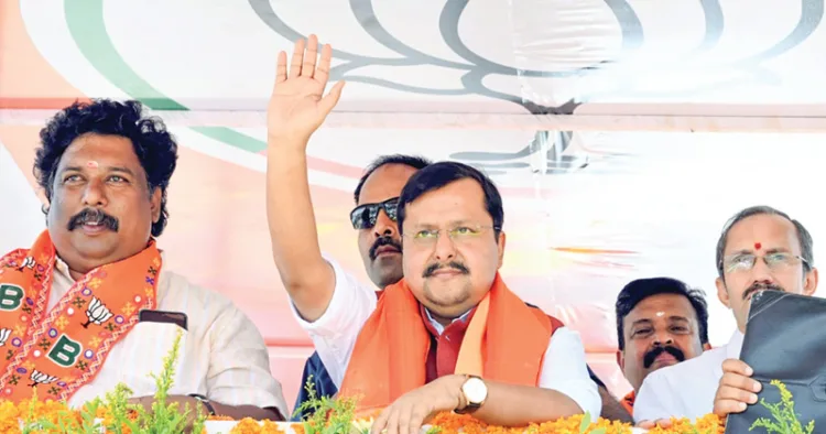 ആറ്റിങ്ങലില്‍ എന്‍ഡിഎ സംഘടിപ്പിച്ച റോഡ് ഷോയില്‍ ബിജെപി ദേശീയ അധ്യക്ഷന്‍ നിതിന്‍ നബീന്‍ സ്ഥാനാര്‍ത്ഥി പി. സുധീറിനൊപ്പം ജനങ്ങളെ അഭിവാദ്യം ചെയ്യുന്നു