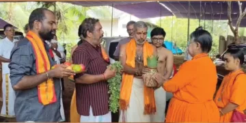 അയുത ചണ്ഡിക മഹായാഗത്തിന്റെ ആചാര്യയായ യോഗിനി ശ്രീ ജയാംബ വിദ്യാംബ സരസ്വതിയെ യാഗപുരിയിലേക്ക് പൂര്ണകുംഭം നല്കി സ്വീകരിക്കുന്നു