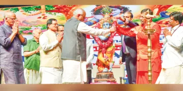 ന്യൂദല്‍ഹി ത്യാഗരാജ സ്റ്റേഡിയത്തില്‍ നടന്ന ബാലഗോകുലം ദല്‍ഹി എന്‍സിആര്‍ രജതജയന്തി ആഘോഷം
'കൃഷ്ണാര്‍പ്പണം' ഉപരാഷ്ട്രപതി സി.പി. രാധാകൃഷ്ണന്‍ ശ്രീകൃഷ്ണ വിഗ്രഹത്തില്‍ മാലചാര്‍ത്തി ഉദ്ഘാടനം
ചെയ്യുന്നു. സി. സദാനന്ദന്‍ മാസ്റ്റര്‍ എംപി, എന്‍. വേണുഗോപാല്‍, കേന്ദ്രമന്ത്രിമാരായ ശ്രീപദ് നായിക്, ജോര്‍ജ്
കുര്യന്‍, സ്വാമി നിജാമൃതാനന്ദപുരി, പി.കെ. സുരേഷ് എന്നിവര്‍ സമീപം