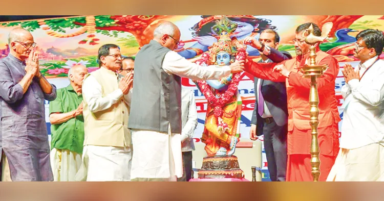 ന്യൂദല്‍ഹി ത്യാഗരാജ സ്റ്റേഡിയത്തില്‍ നടന്ന ബാലഗോകുലം ദല്‍ഹി എന്‍സിആര്‍ രജതജയന്തി ആഘോഷം
'കൃഷ്ണാര്‍പ്പണം' ഉപരാഷ്ട്രപതി സി.പി. രാധാകൃഷ്ണന്‍ ശ്രീകൃഷ്ണ വിഗ്രഹത്തില്‍ മാലചാര്‍ത്തി ഉദ്ഘാടനം
ചെയ്യുന്നു. സി. സദാനന്ദന്‍ മാസ്റ്റര്‍ എംപി, എന്‍. വേണുഗോപാല്‍, കേന്ദ്രമന്ത്രിമാരായ ശ്രീപദ് നായിക്, ജോര്‍ജ്
കുര്യന്‍, സ്വാമി നിജാമൃതാനന്ദപുരി, പി.കെ. സുരേഷ് എന്നിവര്‍ സമീപം