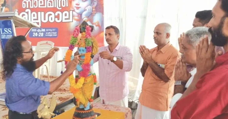 ബാലഗോകുലം ഉത്തരമേഖലാ ബാലമിത്ര ശില്പശാല പേരാമ്പ്ര ചെറുവണ്ണൂര്‍ എഎല്‍പി സ്‌കൂളില്‍ നാടക സംവിധായകന്‍ സത്യന്‍ മുദ്ര ഉദ്ഘാടനം ചെയ്യുന്നു