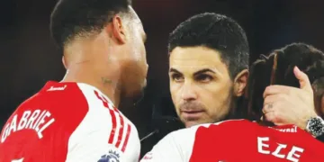 ആഴ്‌സണല്‍ പരിശീലകന്‍ മൈക്കല്‍ അര്‍ട്ടേറ്റ ഗബ്രിയേല്‍ ജെസ്യൂസ്, എബറെച്ചി എസെ എന്നിവര്‍ക്കൊപ്പം