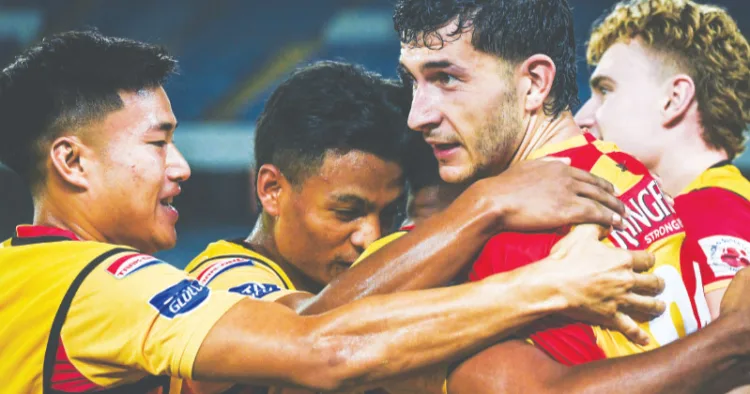 ബെംഗളൂരുവിനെതിരെ ഗോള്‍ നേടിയ ഈസ്റ്റ് ബംഗാള്‍ താരങ്ങളുടെ ആഹ്ലാദം