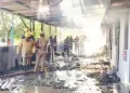 തമിഴ്‌നാട്ടിലെ വിരുദുനഗര്‍ ജില്ലയിലെ പടക്ക നിര്‍മാണ യൂണിറ്റിലുണ്ടായ സ്‌ഫോടനത്തില്‍ തകര്‍ന്ന കെട്ടിടത്തിലെ തീ അഗ്നിരക്ഷാസേന അണയ്ക്കുന്നു