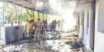 തമിഴ്‌നാട്ടിലെ വിരുദുനഗര്‍ ജില്ലയിലെ പടക്ക നിര്‍മാണ യൂണിറ്റിലുണ്ടായ സ്‌ഫോടനത്തില്‍ തകര്‍ന്ന കെട്ടിടത്തിലെ തീ അഗ്നിരക്ഷാസേന അണയ്ക്കുന്നു