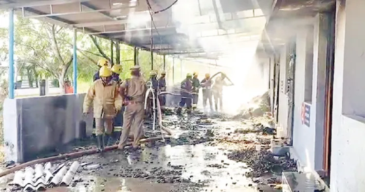 തമിഴ്‌നാട്ടിലെ വിരുദുനഗര്‍ ജില്ലയിലെ പടക്ക നിര്‍മാണ യൂണിറ്റിലുണ്ടായ സ്‌ഫോടനത്തില്‍ തകര്‍ന്ന കെട്ടിടത്തിലെ തീ അഗ്നിരക്ഷാസേന അണയ്ക്കുന്നു