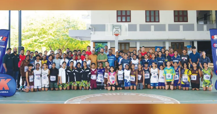 ബാസ്‌കറ്റ്‌ബോള്‍ ലീഗ് കേരളയുടെ ഭാഗമായി യുവ പ്രതിഭകളെ കണ്ടെത്താനായി നടത്തിയ സെലക്ഷന്‍ ട്രയല്‍ ' വണ്‍ മിനിറ്റ് ടു ഹൂപ്പ് ' കോഴിക്കോട് സമാപിച്ചപ്പോള്‍ പങ്കെടുക്കാനെത്തിയ കൗമാര താരങ്ങള്‍