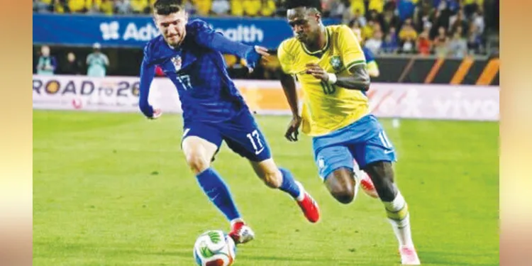 ക്രൊയേഷ്യയുടെ പെറ്റാര്‍ സൂക്കിച്ചിനെ വെട്ടിച്ച് ബ്രസീല്‍ താരം വിനീഷ്യസ് ജൂനിയര്‍(വലത്) പന്തുമായി മുന്നേറുന്നു