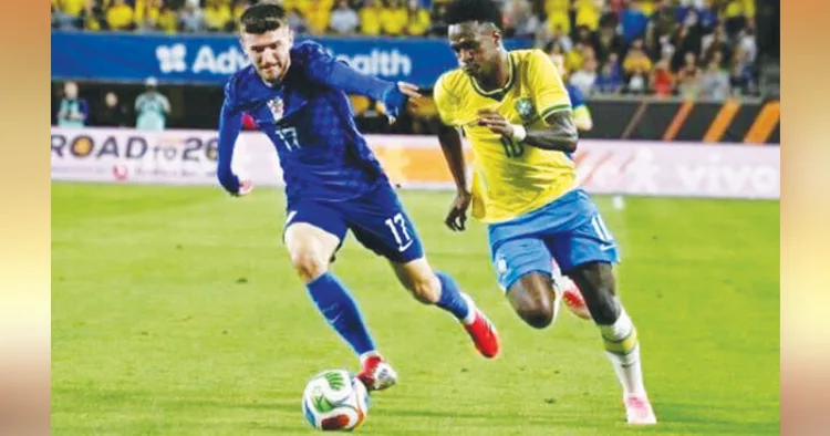 ക്രൊയേഷ്യയുടെ പെറ്റാര്‍ സൂക്കിച്ചിനെ വെട്ടിച്ച് ബ്രസീല്‍ താരം വിനീഷ്യസ് ജൂനിയര്‍(വലത്) പന്തുമായി മുന്നേറുന്നു