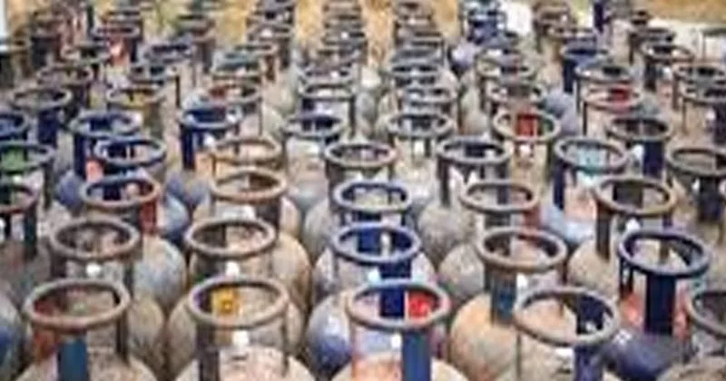 ആറ്റിങ്ങലില് അനധികൃതമായി സൂക്ഷിച്ച 500 ഓളം പാചക വാതക സിലിണ്ടറുകള് പിടിച്ചെടുത്തു