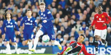 ചെല്‍സിയുടെ കോള്‍ പാല്‍മറും യുണൈറ്റഡിന്റെ കസെമിറോയും പന്തിനായുള്ള പോരാട്ടത്തില്‍