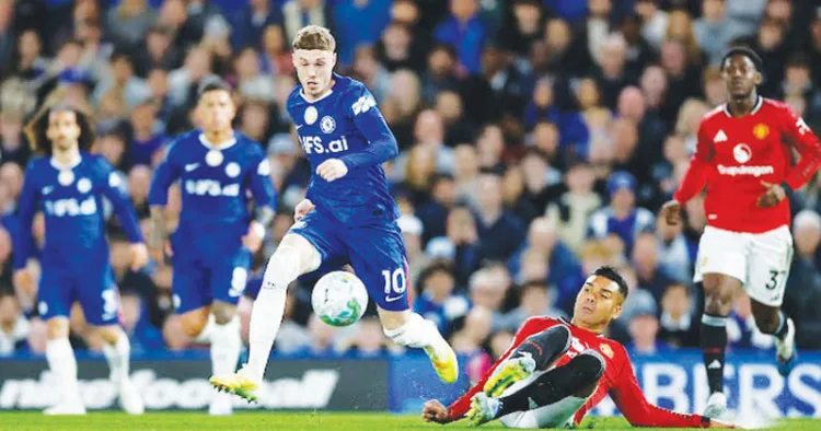 ചെല്‍സിയുടെ കോള്‍ പാല്‍മറും യുണൈറ്റഡിന്റെ കസെമിറോയും പന്തിനായുള്ള പോരാട്ടത്തില്‍