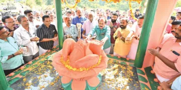 സ്വര്‍ഗീയ കെ.ജി. മാരാര്‍ അനുസ്മരണ ദിനത്തോടനുബന്ധിച്ച് ബിജെപി മുന്‍ സംസ്ഥാന അധ്യക്ഷനും ദേശീയസമിതി അംഗവുമായ സി.കെ. പത്മനാഭന്‍ പയ്യാമ്പലത്ത് പുഷ്പാര്‍ച്ചന നടത്തുന്നു