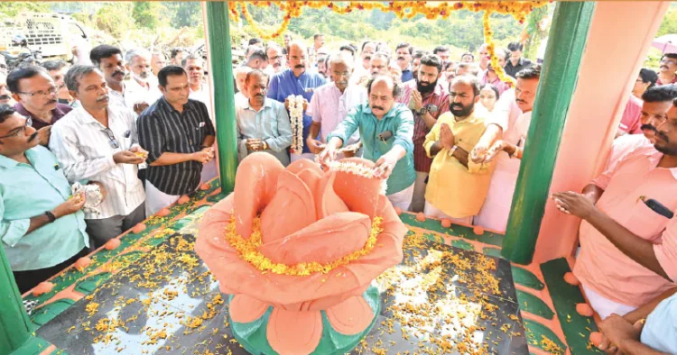 സ്വര്‍ഗീയ കെ.ജി. മാരാര്‍ അനുസ്മരണ ദിനത്തോടനുബന്ധിച്ച് ബിജെപി മുന്‍ സംസ്ഥാന അധ്യക്ഷനും ദേശീയസമിതി അംഗവുമായ സി.കെ. പത്മനാഭന്‍ പയ്യാമ്പലത്ത് പുഷ്പാര്‍ച്ചന നടത്തുന്നു