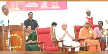 കാലടി ശ്രീശങ്കരാചാര്യ സംസ്‌കൃത സര്‍വകലാശാലയില്‍ നടന്ന ശ്രീശങ്കരജയന്തി സമ്മേളനത്തില്‍ എഴുത്തുകാരന്‍ സി. രാധാകൃഷ്ണന്‍ സംസാരിക്കുന്നു