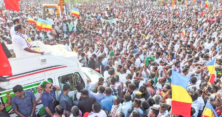 പരസ്യ പ്രചരണത്തിന്റെ അവസാന ദിനമായ ഇന്നലെ തമിഴ്‌നാട്ടിലെ സേലം ജില്ലയില്‍ നടന്ന പൊതുയോഗത്തില്‍
എഐഎഡിഎംകെ ജനറല്‍ സെക്രട്ടറി എടപ്പാടി പളനിസ്വാമി സംസാരിക്കുന്നു