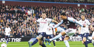 യൂറോപ്പ ലീഗ് രണ്ടാം പാദ ക്വാര്‍ട്ടറില്‍ ബൊളോഗ്നയ്‌ക്കെതിരെ ആസ്റ്റണ്‍ വില്ല താരം മോര്‍ഗന്‍ റോജേഴ്‌സ് ഇടംകാല്‍ കൊണ്ട് തൊടുത്ത് ഗോള്‍ നേടുന്നു