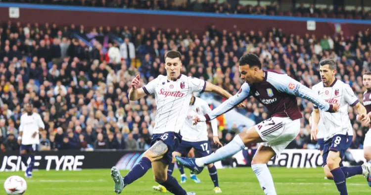 യൂറോപ്പ ലീഗ് രണ്ടാം പാദ ക്വാര്‍ട്ടറില്‍ ബൊളോഗ്നയ്‌ക്കെതിരെ ആസ്റ്റണ്‍ വില്ല താരം മോര്‍ഗന്‍ റോജേഴ്‌സ് ഇടംകാല്‍ കൊണ്ട് തൊടുത്ത് ഗോള്‍ നേടുന്നു