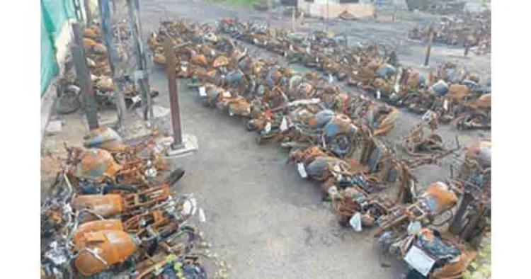 കത്തിനശിച്ച വാഹനങ്ങളില്‍ ഇനിയും എടുത്തു കൊണ്ടു പോകാത്ത ഇരുചക്രവാഹനങ്ങള്‍