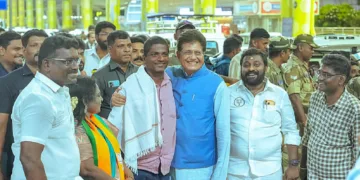 ഇറാനില് നിന്ന് അര്മേനിയ വഴി ചെന്നൈയില് എത്തിച്ച മത്സ്യത്തൊഴിലാളികള് കേന്ദ്രമന്ത്രി പീയൂഷ് ഗോയലിനൊപ്പം