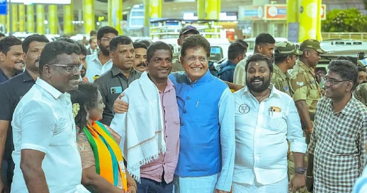 ഇറാനില്‍ നിന്ന് അര്‍മേനിയ വഴി ചെന്നൈയില്‍ എത്തിച്ച മത്സ്യത്തൊഴിലാളികള്‍ കേന്ദ്രമന്ത്രി പീയൂഷ് ഗോയലിനൊപ്പം