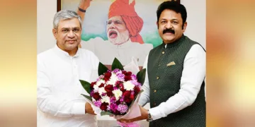 ദേശീയ ചലച്ചിത്ര വികസന കോര്‍പറേഷന്‍ ചെയര്‍മാനായി ചുമതലയേറ്റ നടനും ബിജെപി നേതാവുമായ ജി. കൃഷ്ണകുമാര്‍ കേന്ദ്ര വാര്‍ത്താവിതരണ പ്രക്ഷേപണ വകുപ്പ് മന്ത്രി അശ്വിനി വൈഷ്ണവുമായി കൂടിക്കാഴ്ച നടത്തിയപ്പോള്‍