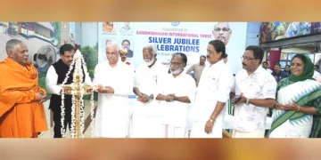 പത്തനാപുരം ഗാന്ധിഭവനിലെ ഒരുവര്‍ഷം നീളുന്ന രജതജൂബിലി ആഘോഷങ്ങളുടെ ഉദ്ഘാടനം ഗവര്‍ണര്‍ രാജേന്ദ്ര വിശ്വനാഥ് ആര്‍ലേക്കര്‍ നിര്‍വഹിക്കുന്നു