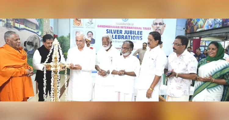 പത്തനാപുരം ഗാന്ധിഭവനിലെ ഒരുവര്‍ഷം നീളുന്ന രജതജൂബിലി ആഘോഷങ്ങളുടെ ഉദ്ഘാടനം ഗവര്‍ണര്‍ രാജേന്ദ്ര വിശ്വനാഥ് ആര്‍ലേക്കര്‍ നിര്‍വഹിക്കുന്നു