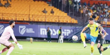 കേരള ബ്ലാസ്റ്റേഴ്‌സ് താരം വിക്ടര്‍ ബൊര്‍ത്തേമു ഗോള്‍ നേടുന്നു