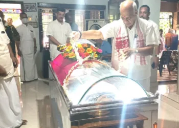 ജി. പത്മനാഭ സ്വാമിയുടെ ഭൗതിക ദേഹത്തില്‍ ആര്‍എസ്എസ് മുന്‍ അഖില ഭാരത കാര്യകാരിയംഗം എസ്. സേതുമാധവന്‍ ആദരാഞ്ജലി അര്‍പ്പിക്കുന്നു