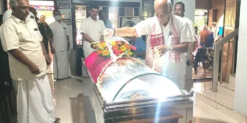 ജി. പത്മനാഭ സ്വാമിയുടെ ഭൗതിക ദേഹത്തില്‍ ആര്‍എസ്എസ് മുന്‍ അഖില ഭാരത കാര്യകാരിയംഗം എസ്. സേതുമാധവന്‍ ആദരാഞ്ജലി അര്‍പ്പിക്കുന്നു