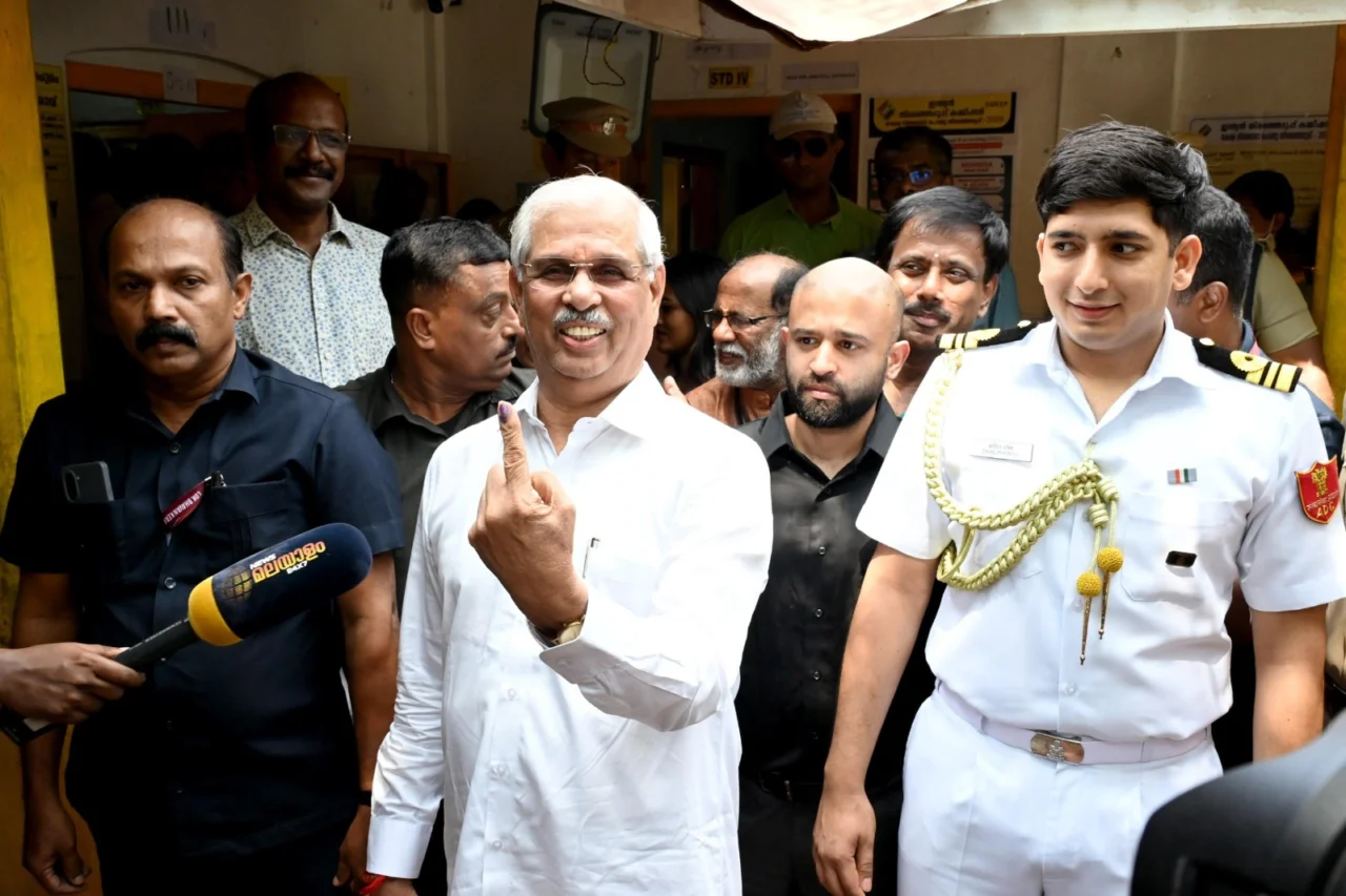 മികച്ച പോളിങ്; എല്ലാവരും വോട്ട് ചെയ്യണമെന്ന് ഗവര്ണര് ആര്ലേക്കര്